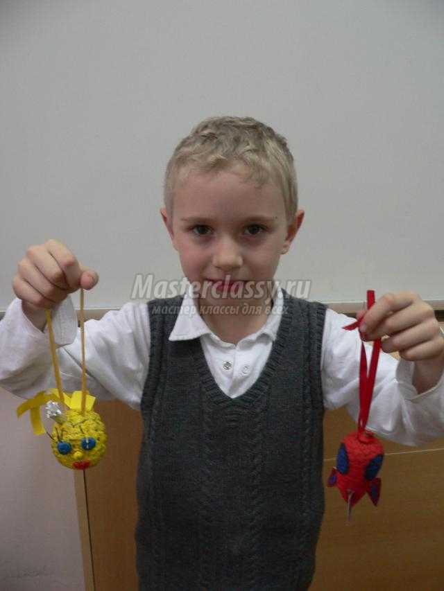 елочные игрушки из шишек. Ракета и рыбка