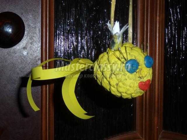 елочные игрушки из шишек. Ракета и рыбка
