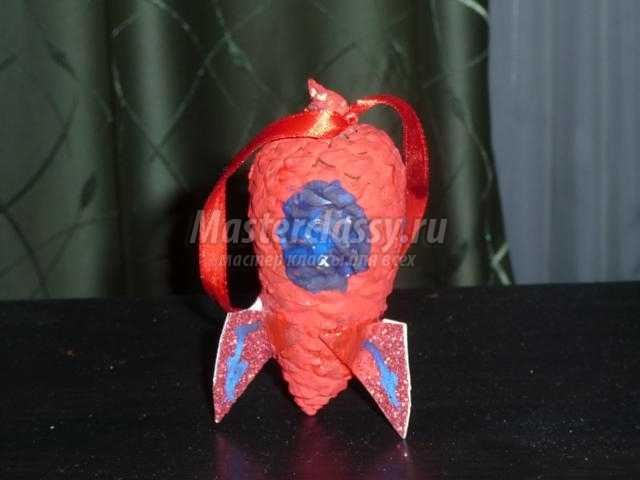 елочные игрушки из шишек. Ракета и рыбка