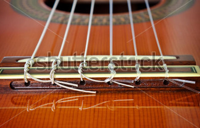 неверное крепление струн гитары