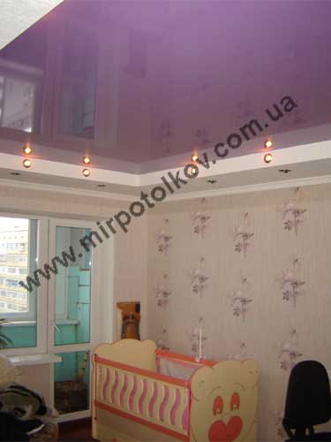 спальня с фиолетовым натяжным потолком