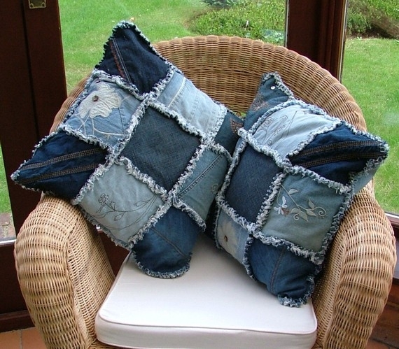 Подушка из кусочков джинсовой ткани своими руками