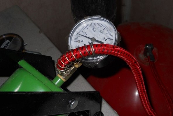 Закачка воздуха в систему отопления с помощью автомобильного насоса регулировка давления в системе отопления