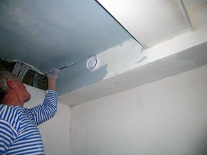 Процесс нанесения шпаклевки