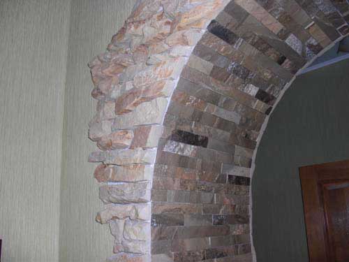 Отделка камнем арки в квартире
