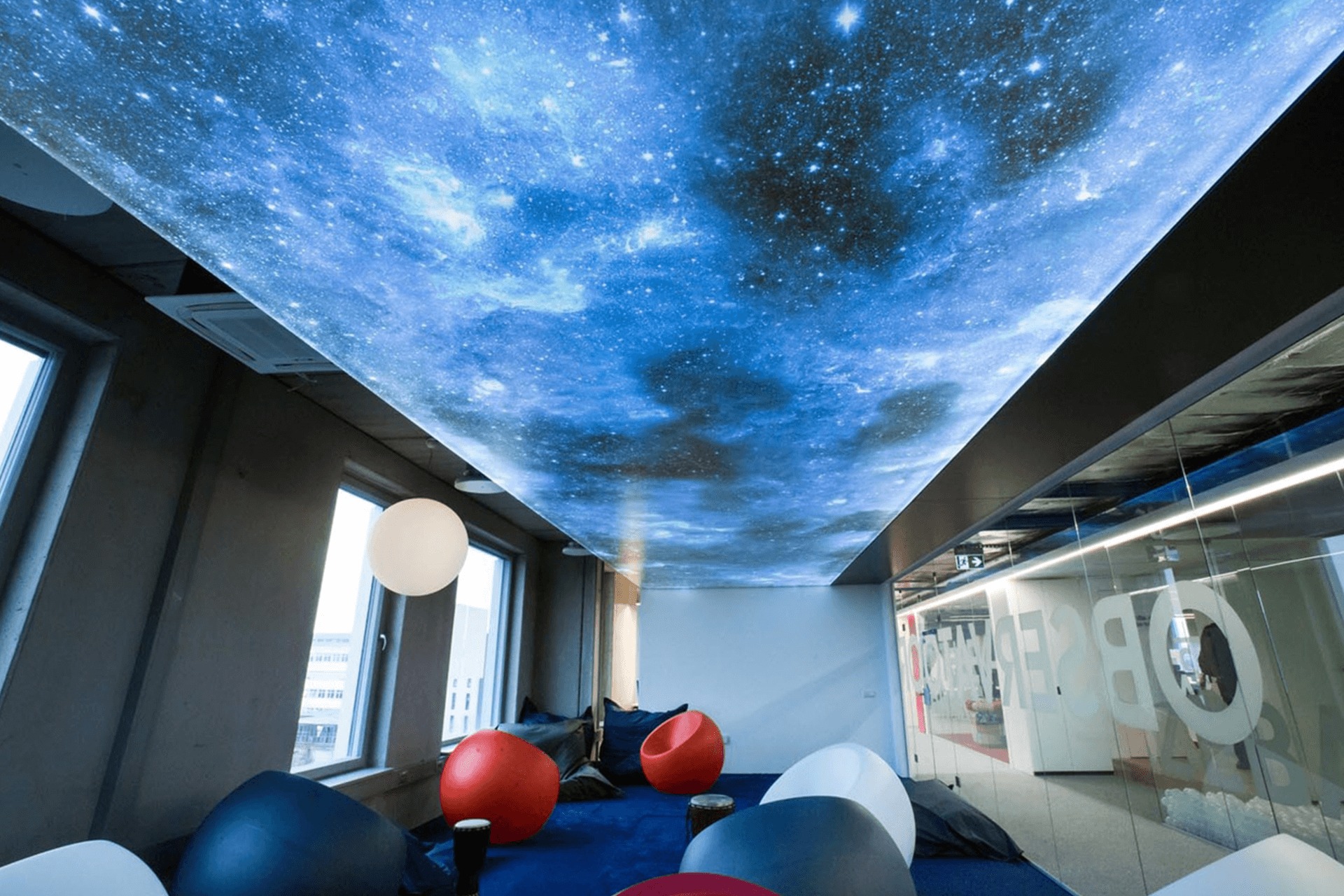 Фотопечать звёздное небо в офисе