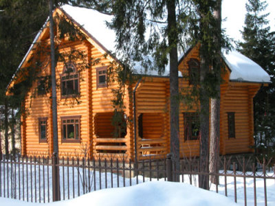 деревянный двухэтажный коттедж из бревна