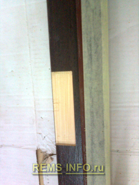 фрезой готовим место для дверных петель в дверном полотне