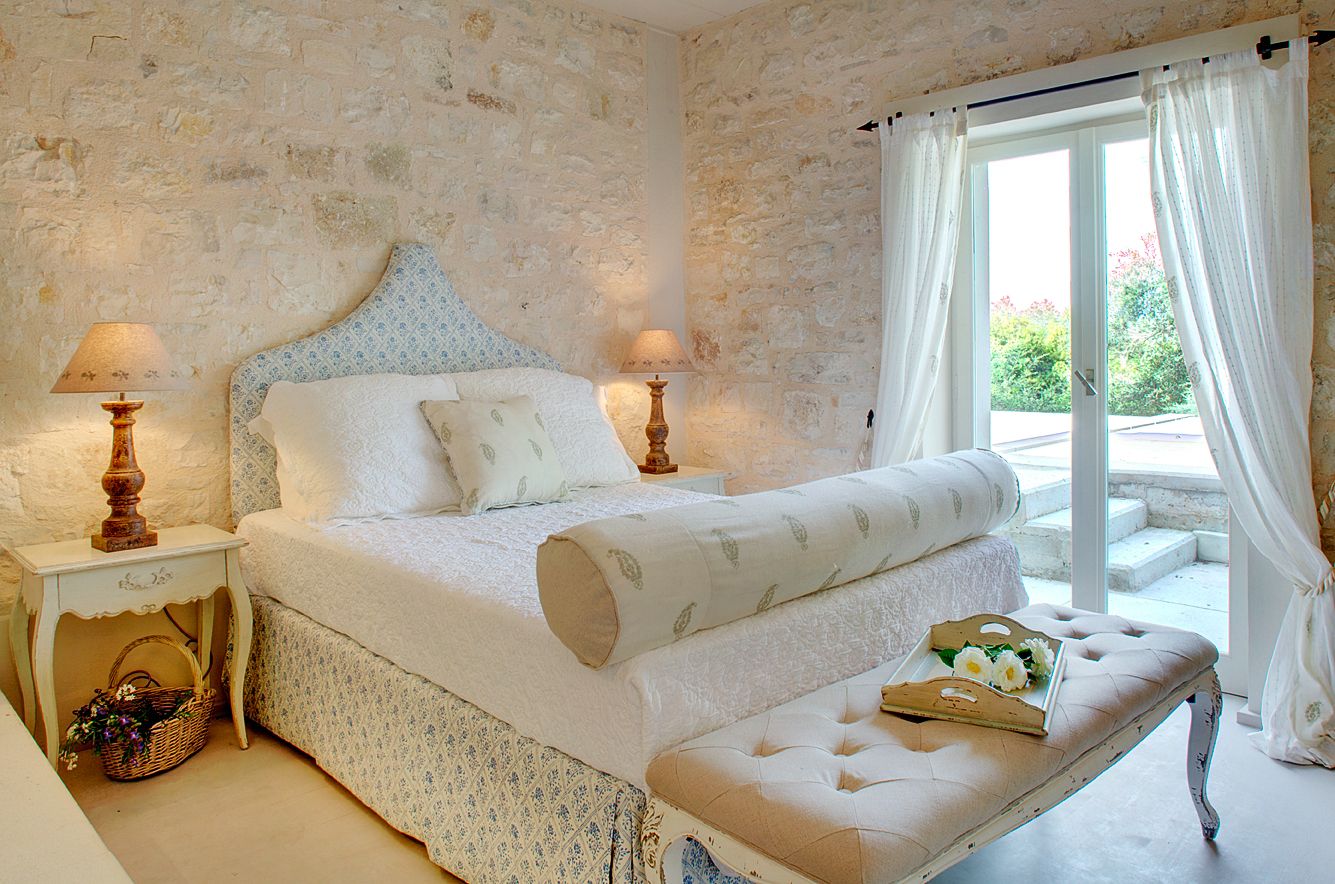 Бежево-белая спальня в греческом стиле