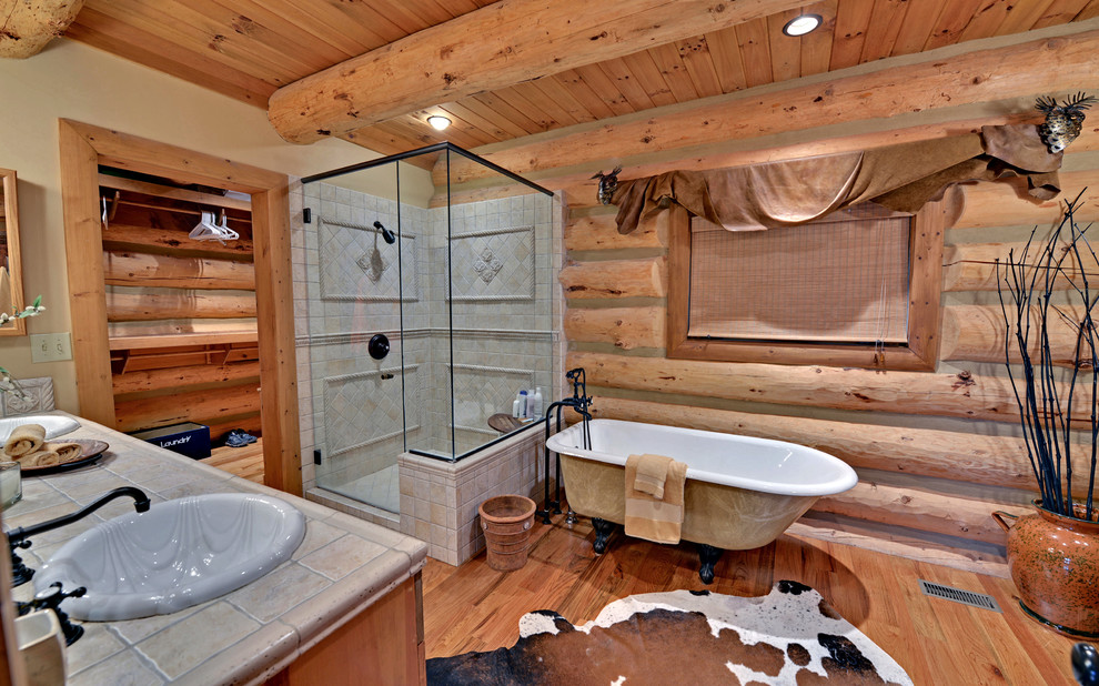 Дизайн ванной с душем в деревянном доме