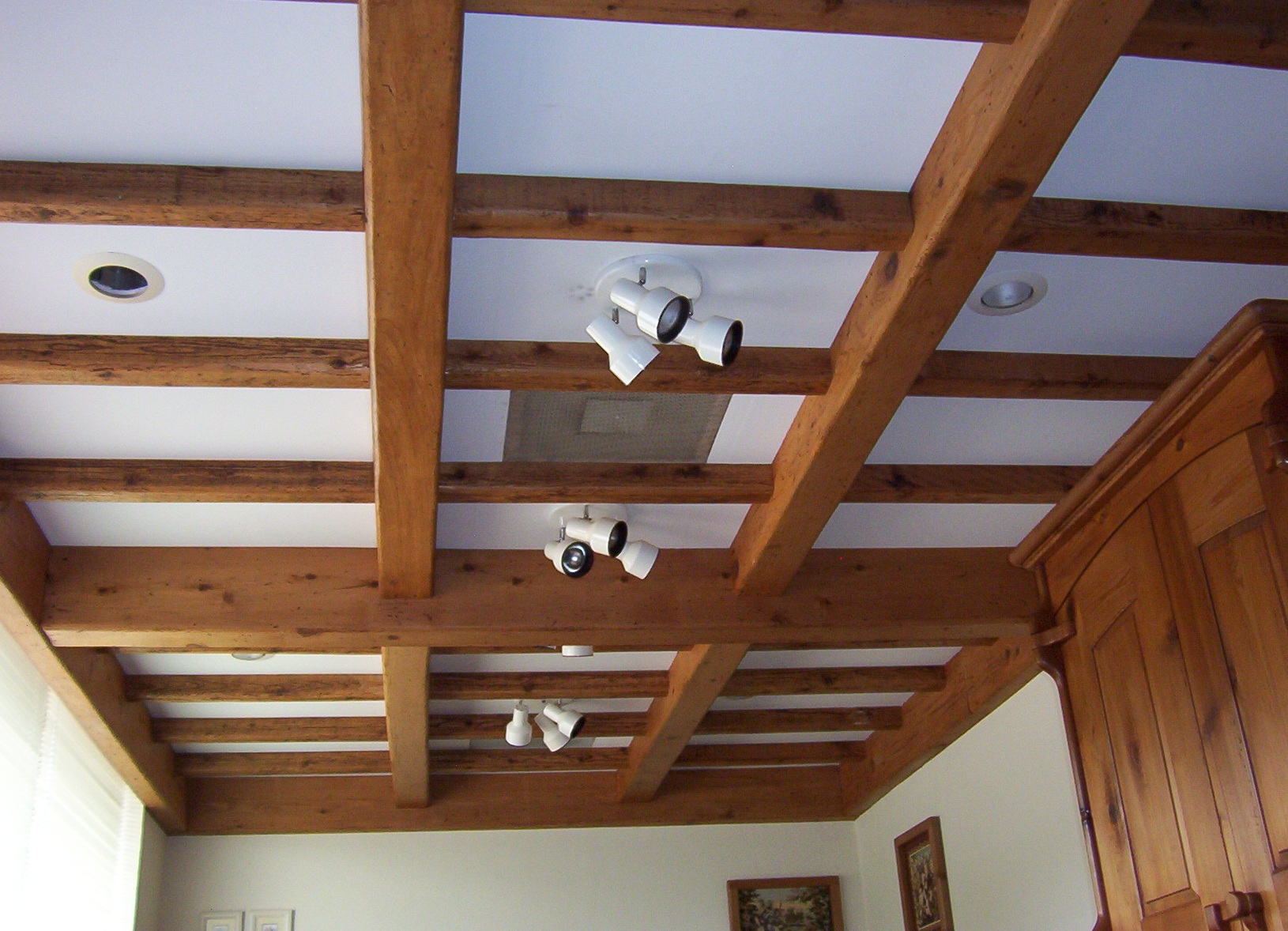 Декор потолка деревянными балками