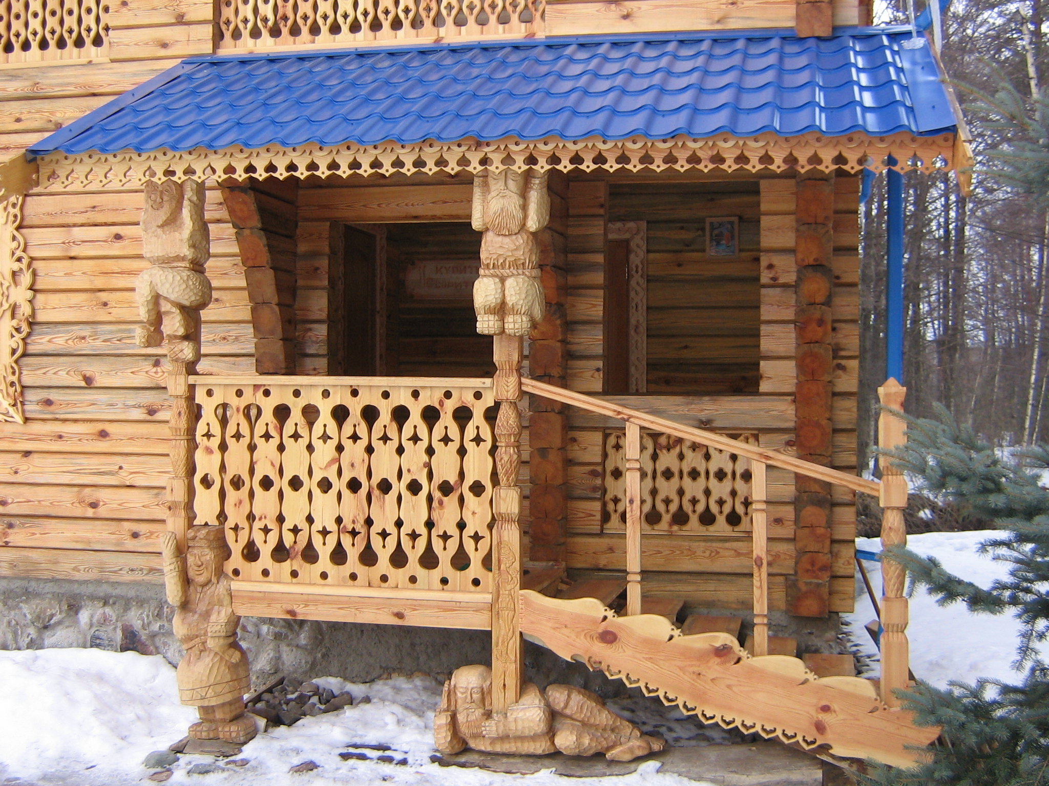 Резное крыльцо деревянного дома