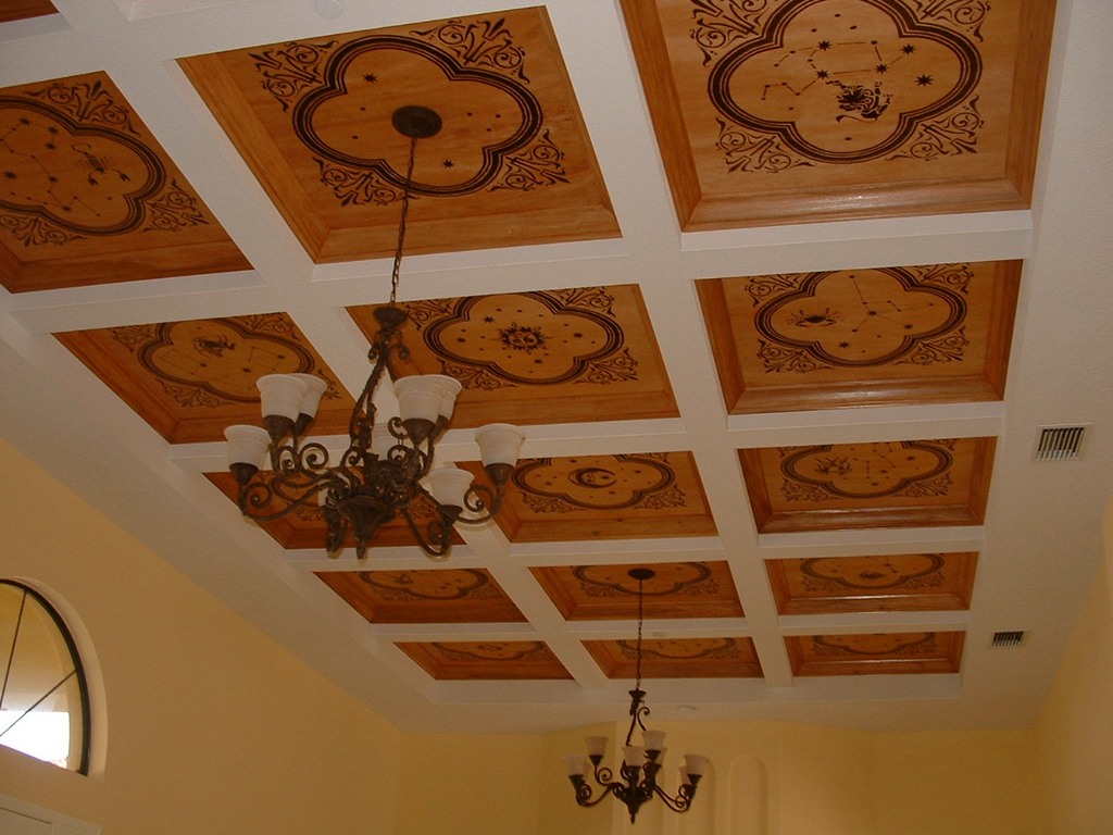 Декоративный узор на деревянном потолке