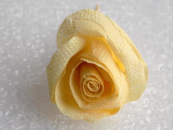Как сделать розу из туалетной бумаги