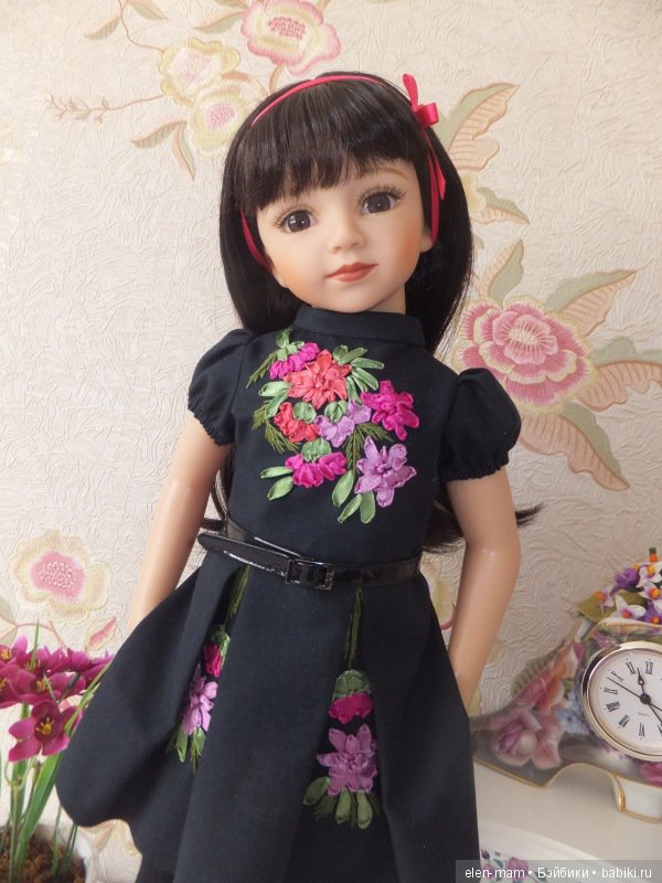 Мару, чёрное платье с вышивкой
