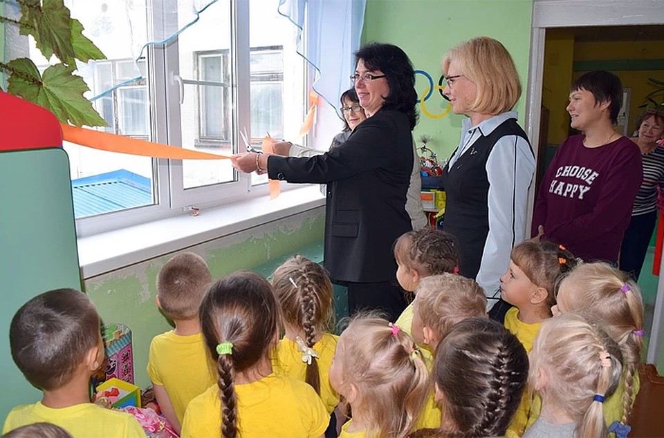 Чиновники в Коми устроили торжественное мероприятие по случаю установки новых окон в детском саду