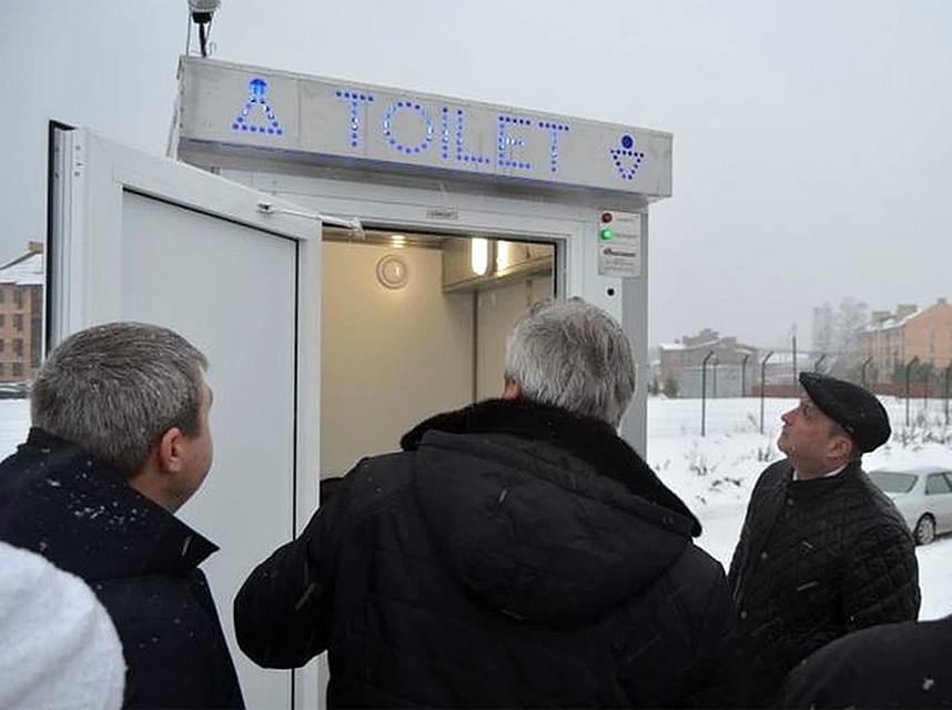 Церемония открытия уличного туалета в Новосибирске