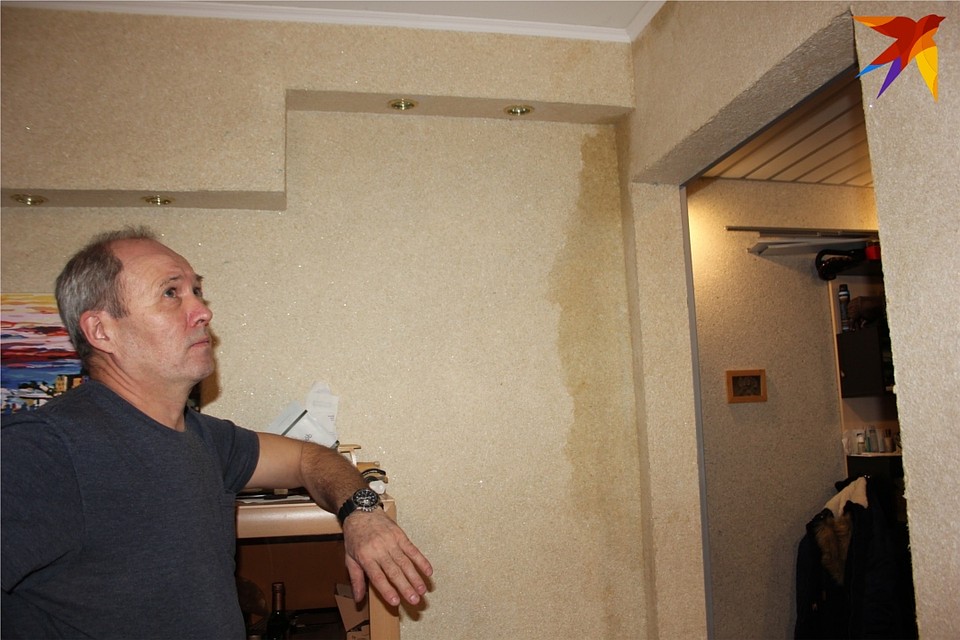 Хозяин квартиры, готовый самостоятельно придумать временное решение "мокрого вопроса", вынужден бездействовать Фото: Виктория ТУШКОВА