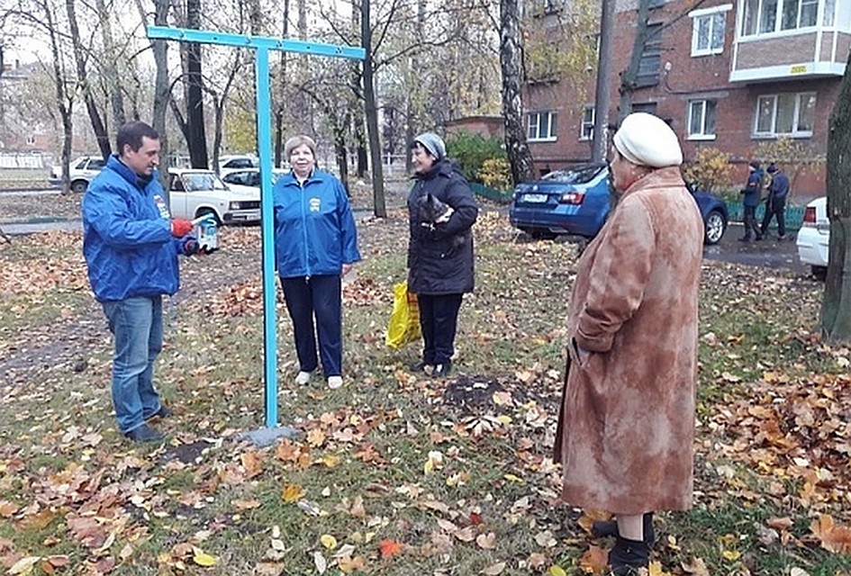 Даритель — депутат городской Думы Олег Погорелов - устроил во дворе веселый праздник
