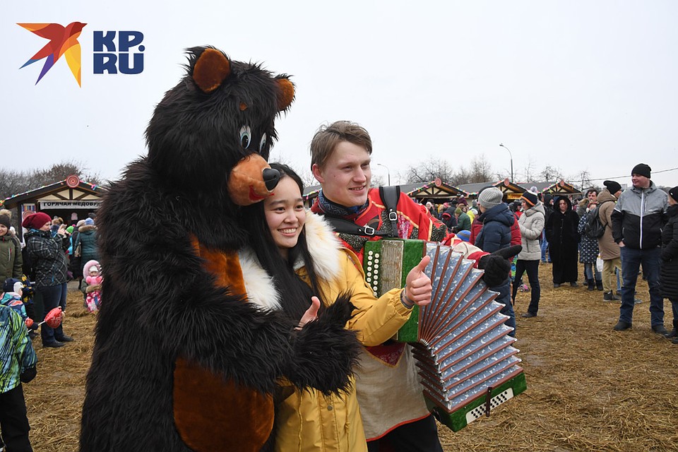 В Парке Коломенском отметили Масленицу с гармонью и медведями. Фото: Михаил ФРОЛОВ