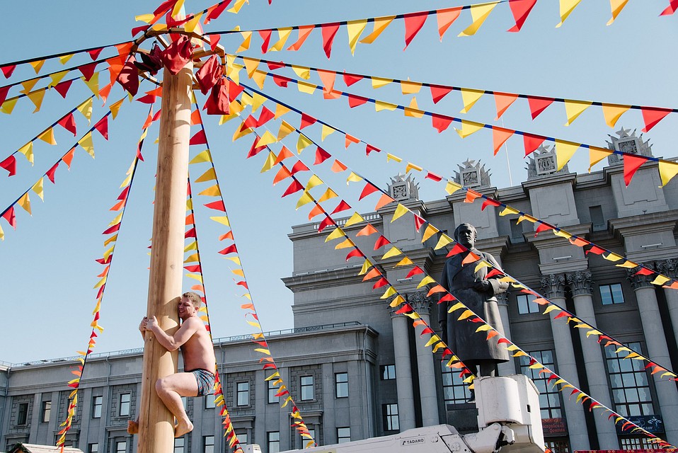Традиционный масленичный столб на главной площади в Самаре Фото: Альберт ДЗЕНЬ