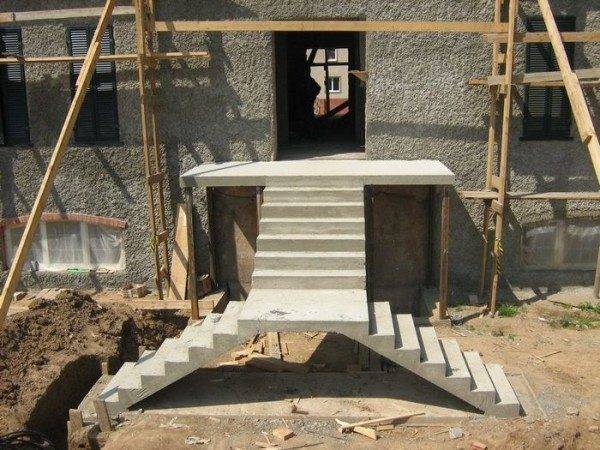 То, что вы видите на фото – также называется лестничным маршем, все правила по эксплуатации применяются к ней в полной мере То, что вы видите на фото – также называется лестничным маршем, все правила по эксплуатации применяются к ней в полной мере