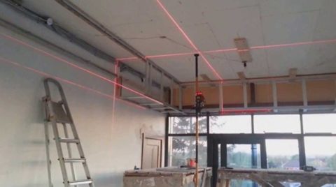 Нанесите линию уровня потолка по периметру стены