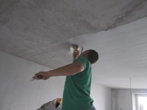 Шпаклевка позволяет устранить незначительные неровности потолка Шпаклевка позволяет устранить незначительные неровности потолка