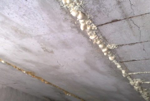 Заполните шов полиуретановой пеной