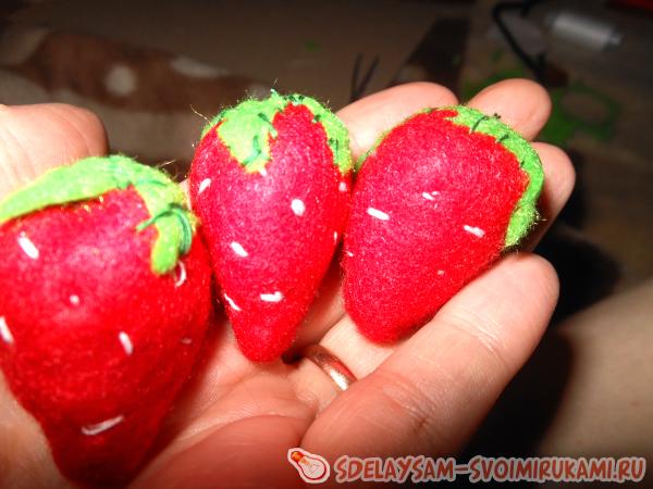 Как сшить ягоды клубники из фетра
