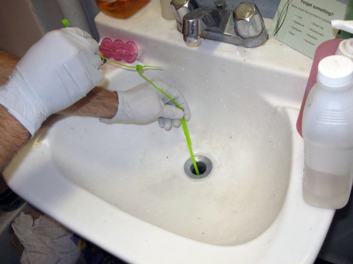Прочистка слива раковины и ванной приспособлением из нейлоновых стяжек