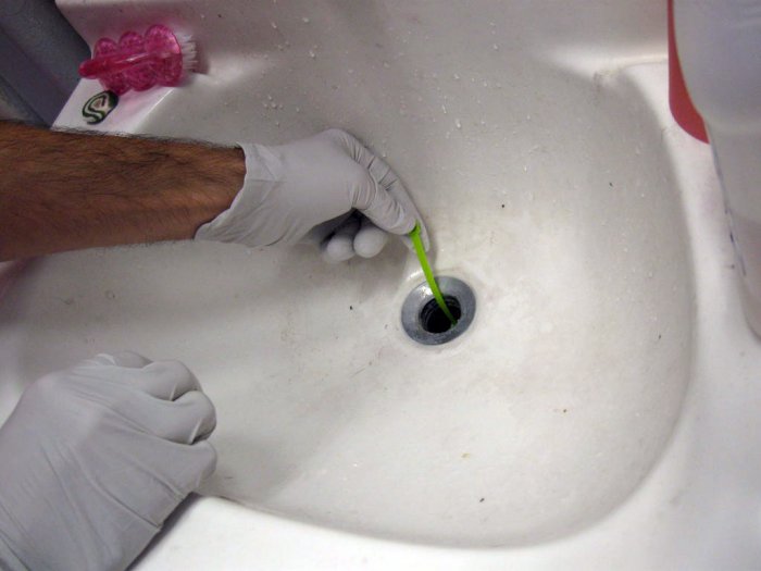Прочистка слива раковины и ванной приспособлением из нейлоновых стяжек
