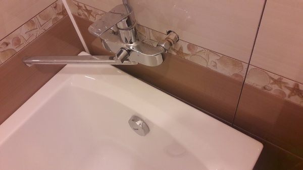 Щель между ванной и стеной