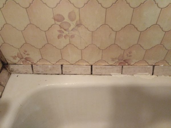 Шов между стеной и ванной