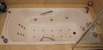 Образец чугунной ванны с гидромассажем