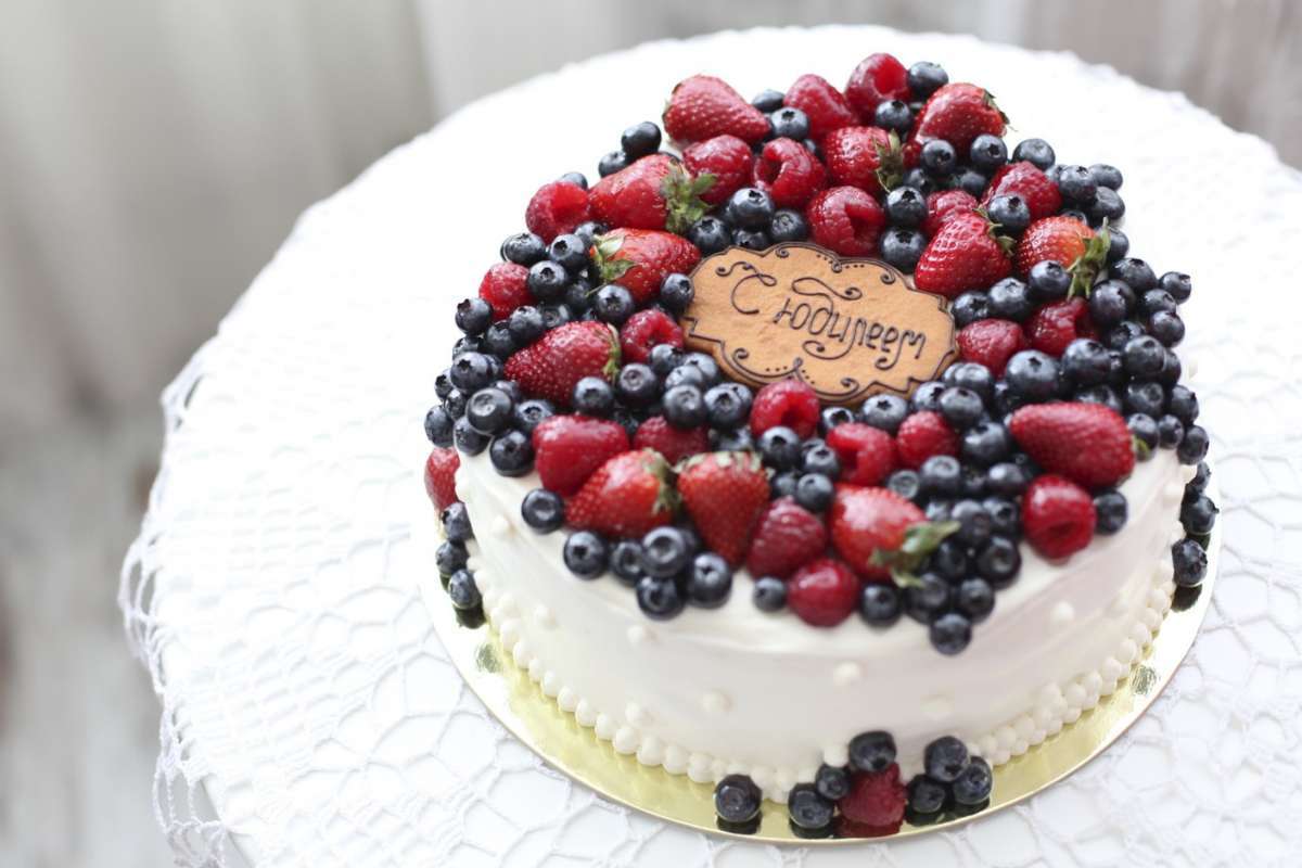 Как украсить торт фруктами и ягодами