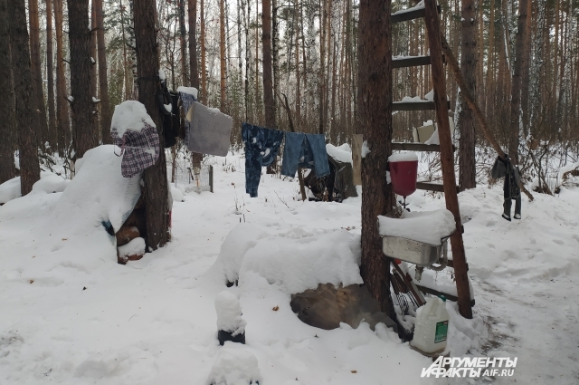 Сергей и его спутница приспособились стирать в лесу.