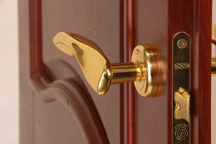 Как установить деревянные двери?