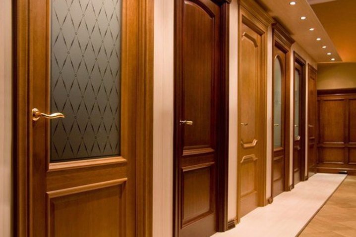 Как установить деревянные двери?