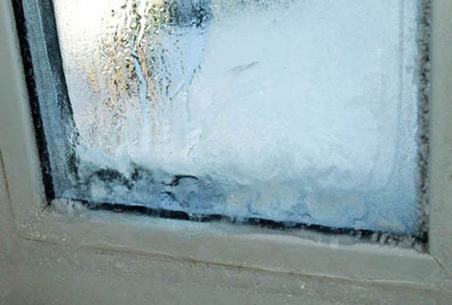 В сильные морозы при неправильно подобранном или неграмотно установленном ПВХ-окне можно наблюдать и такую картину