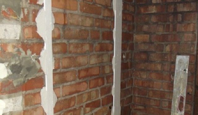 Приклеенные полосы становятся маячками ля установки листов гипсокартона