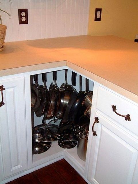 Очень часто остается мало задействованным угловой шкаф - чем не место для хранения сковородок?