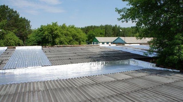 Участки шиферной крыши, покрытые «ризолином»