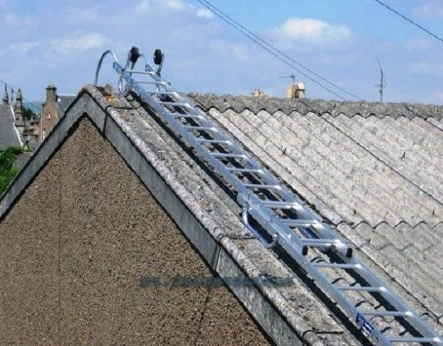 Специальная лестница для кровельных работ на скатах большой крутизны