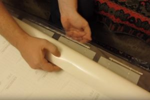 Солнечные батареи, установлены на балконном ограждении, а также закреплены к его остеклению. Такой монтаж будет актуален, если балкон находится на солнечной стороне дома. Красной рамкой выделена панель, монтаж которой будет показан.