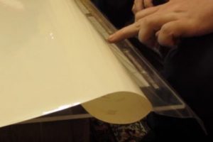 Солнечные батареи, установлены на балконном ограждении, а также закреплены к его остеклению. Такой монтаж будет актуален, если балкон находится на солнечной стороне дома. Красной рамкой выделена панель, монтаж которой будет показан.