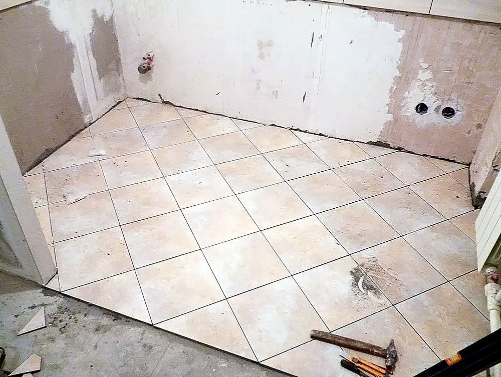 Диагональная укладка плитки на полу смотрится оригинально. Но она сложнее в выполнении, а кроме того – потребует дополнительного расхода плитки на раскрой.