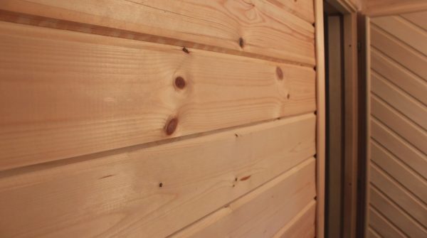 Вагонку можно смонтировать не только по вертикали, но и в других направлениях – по горизонтали или «елочкой»
