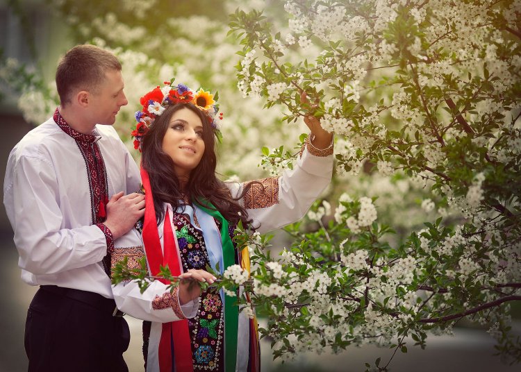 Молодые на традиционном сватанье