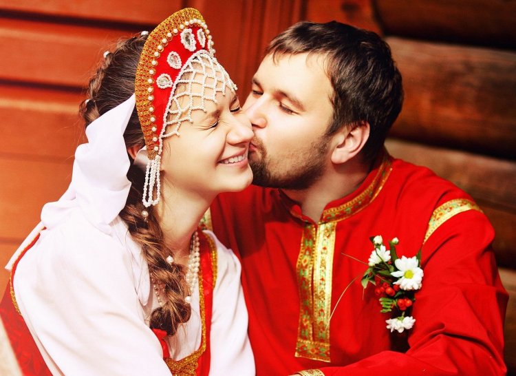 Молодожены в национальных костюмах